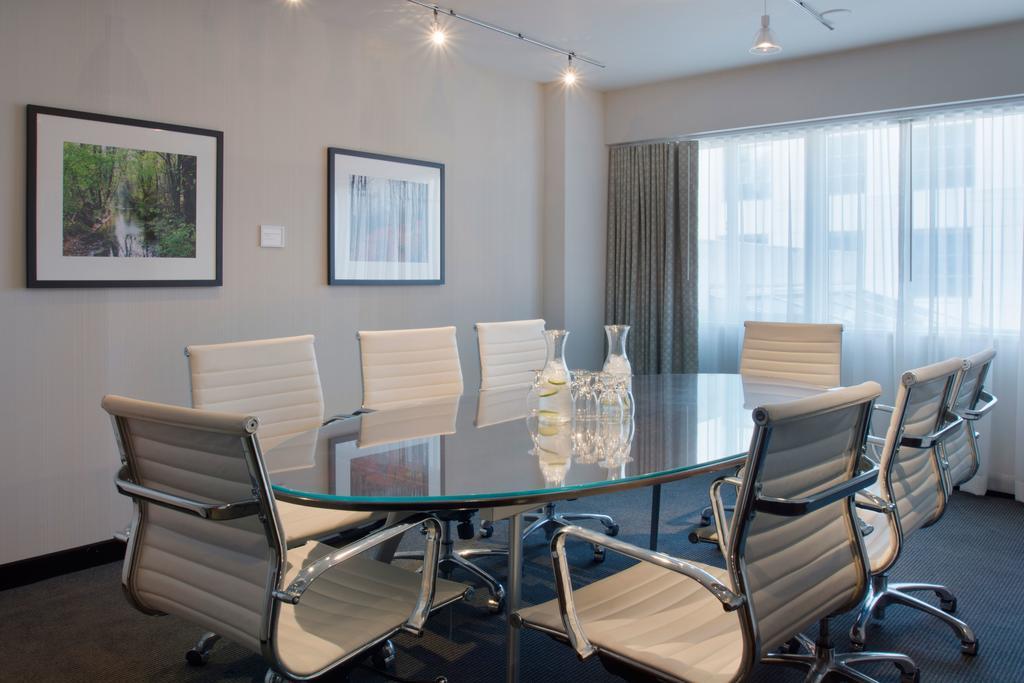 穆拉诺酒店 塔科马 外观 照片 A meeting room at the firm's New York City headquarters