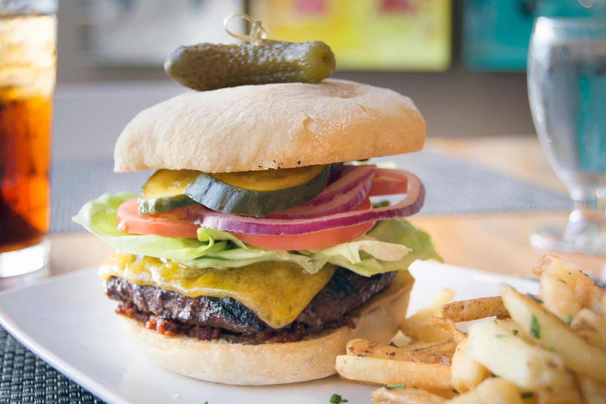 穆拉诺酒店 塔科马 外观 照片 A cheeseburger with lettuce, tomato, onion, and pickle