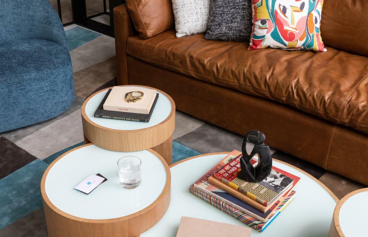 穆拉诺酒店 塔科马 外观 照片 A coffee table with a stack of books