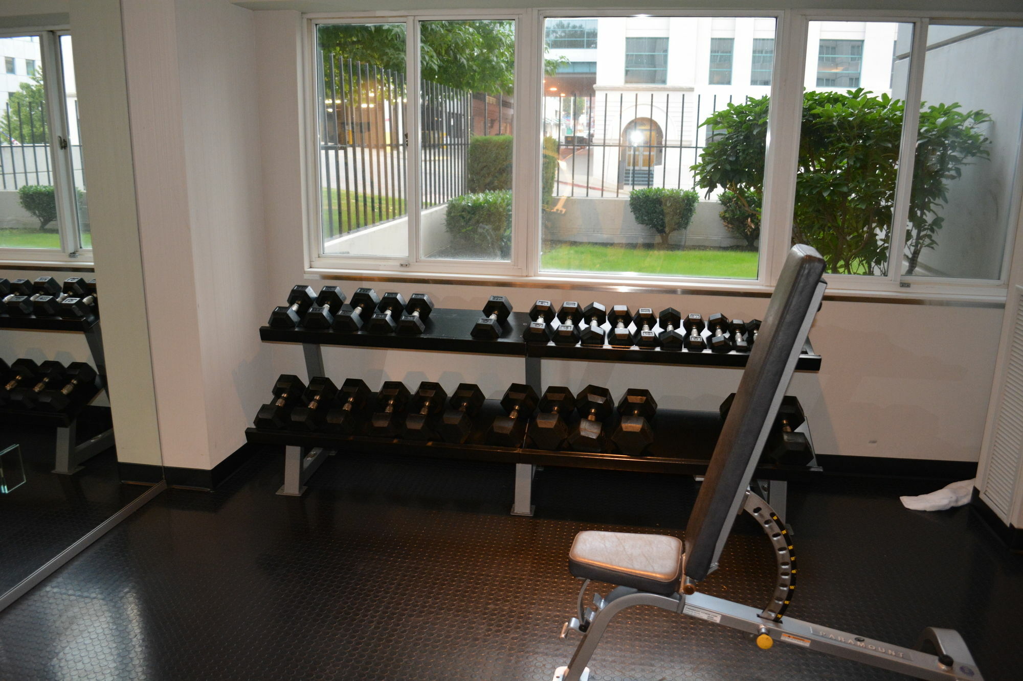 穆拉诺酒店 塔科马 外观 照片 Dumbbells on a rack